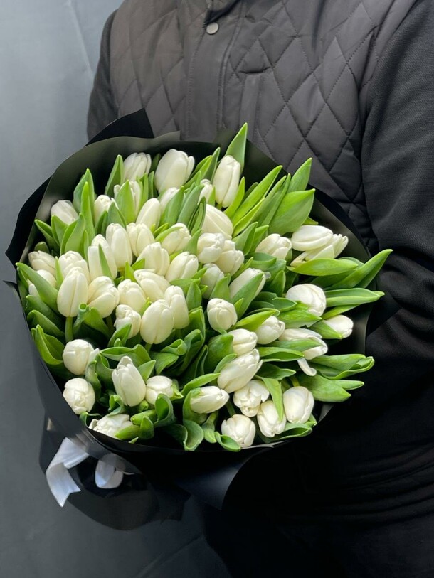 Тюльпан в черном упаковке, артикул F1393065 - 13635 рублей, доставка по городу. Flawery - доставка цветов