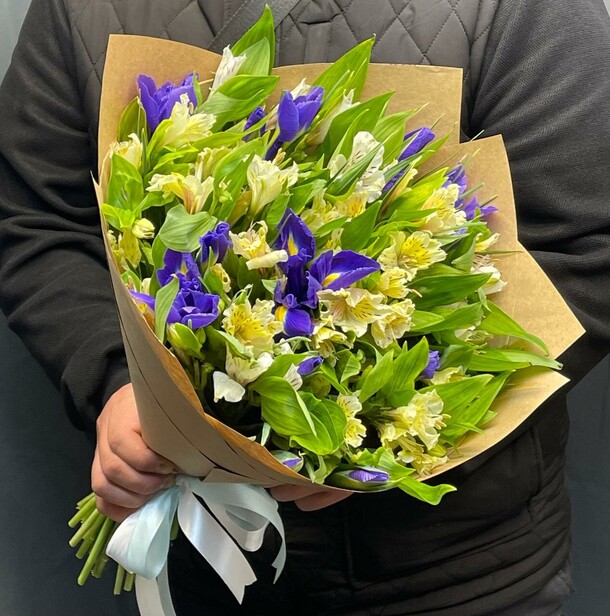 Альстромерия и ирис, артикул F1397772 - 6269 рублей, доставка по городу. Flawery - доставка цветов