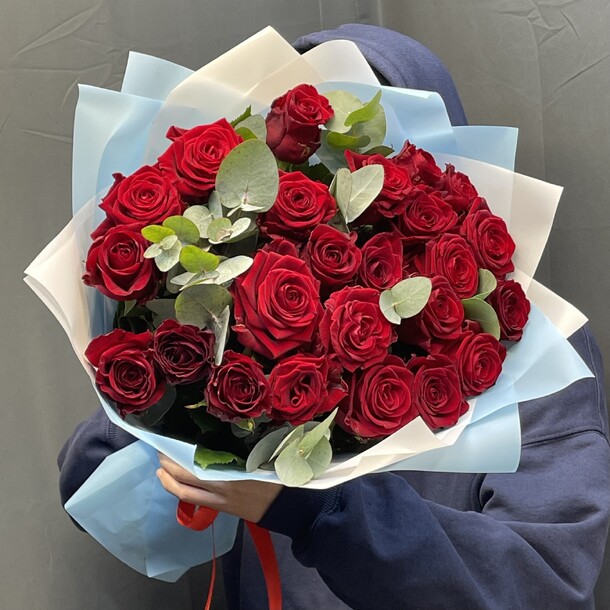 Букет из роз с эвкалиптом, артикул F1407611 - 5499 рублей, доставка по городу. Flawery - доставка цветов