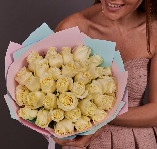 Букет белых роз 35шт, артикул F1088897 - 5497 рублей, доставка по городу. Flawery - доставка цветов