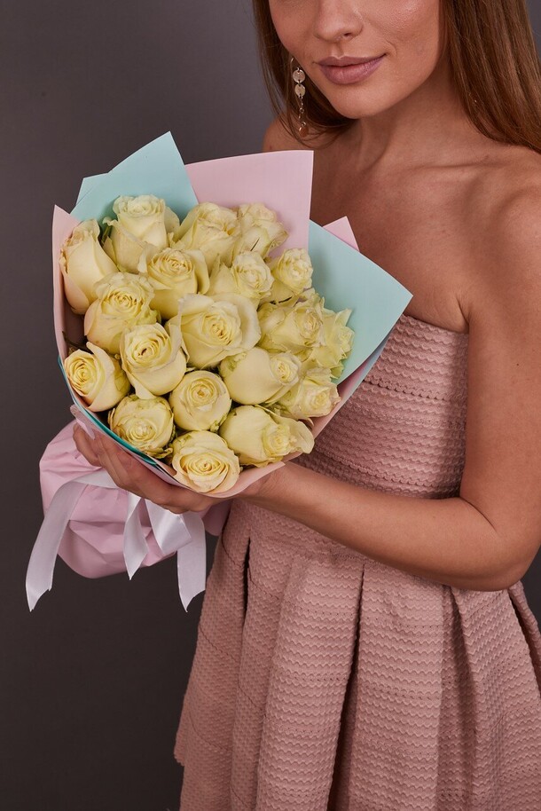 Букет белых роз 19шт, артикул F1088899 - 3288 рублей, доставка по городу. Flawery - доставка цветов