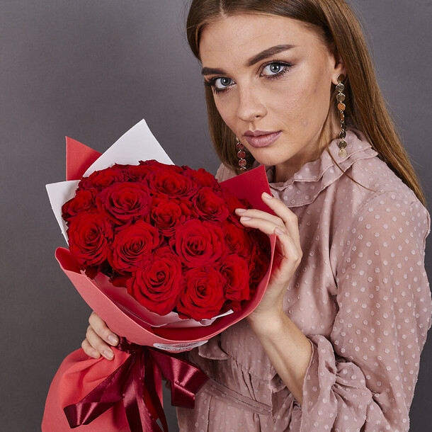 Букет красных роз 15шт, артикул F1088911 - 3058 рублей, доставка по городу. Flawery - доставка цветов