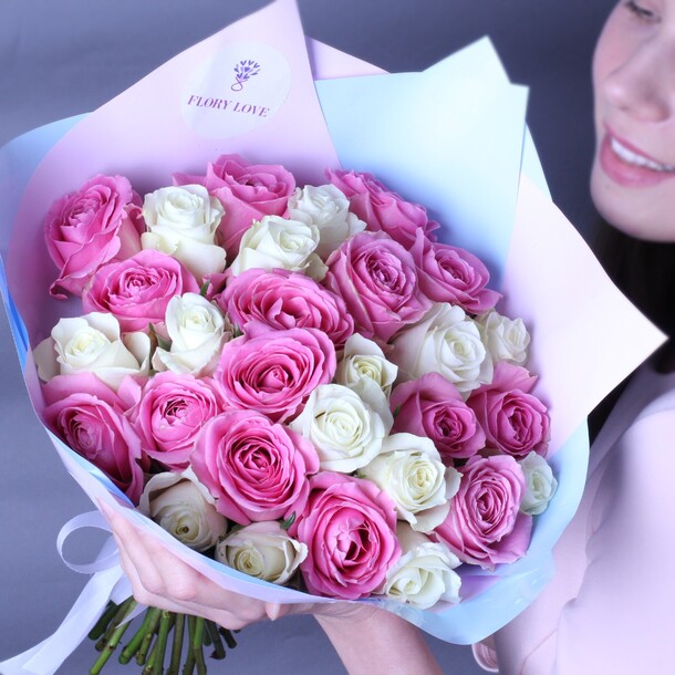 Букет микс из розовых и белых роз "нежность", артикул F1103698 - 6160 рублей, доставка по городу. Flawery - доставка цветов
