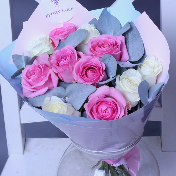 Букет белых и розовых роз "розы флори", артикул F1103701 - 2662 рублей, доставка по городу. Flawery - доставка цветов