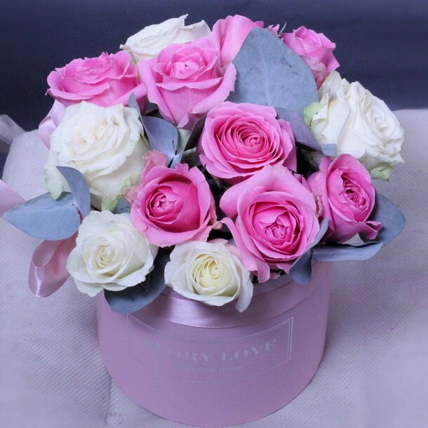 Цветы в коробке розовая и белая роза "пиономания м", артикул F1108110 - 3450 рублей, доставка по городу. Flawery - доставка цветов