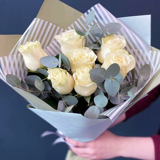 Букет из белых роз с эвкалиптом, артикул F1120103 - 2662 рублей, доставка по городу. Flawery - доставка цветов