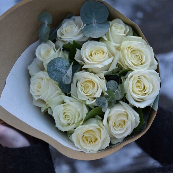 Букет белой розы с эвкалиптом, артикул F1122615 - 2795 рублей, доставка по городу. Flawery - доставка цветов