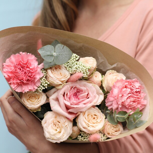 Букет с пионовидной розой и диантусом, артикул F1142518 - 5238 рублей, доставка по городу. Flawery - доставка цветов