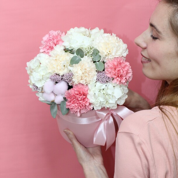 Композиция 11 из гвоздик и хлопка в шляпной коробке, артикул F1142526 - 4685 рублей, доставка по городу. Flawery - доставка цветов