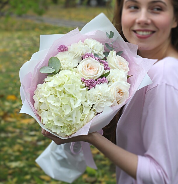 Небеса флори. Большой букет 56 с гортензией и садовыми розами, артикул F1145341 - 6442 рублей, доставка по городу. Flawery - доставка цветов
