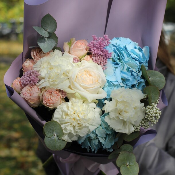 Небеса флори. Букет 52 с озотамнусом и эвкалиптом (ваза в подарок, условия акции см. В описании), артикул F1145347 - 5508 рублей, доставка по городу. Flawery - доставка цветов