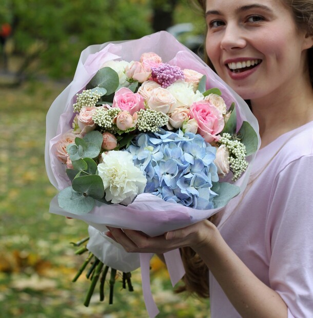 Венчание флори. Большой букет 56 с гортензией и садовыми розами, артикул F1145358 - 7086 рублей, доставка по городу. Flawery - доставка цветов