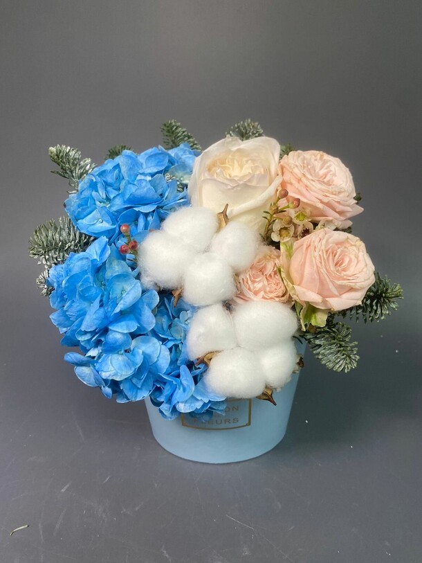 "зашифрованное послание" шляпная коробка с гортензией и пионовидной розой, артикул F1246052 - 5314 рублей, доставка по городу. Flawery - доставка цветов