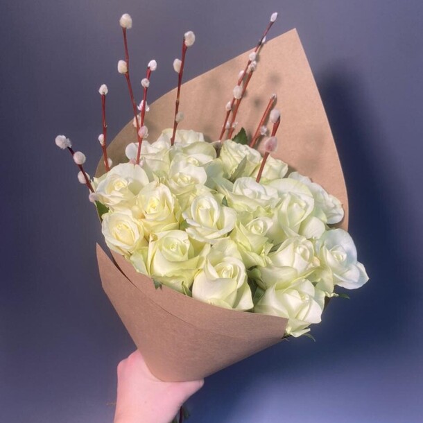 Белые розы с вербой, артикул F1272673 - 5299 рублей, доставка по городу. Flawery - доставка цветов