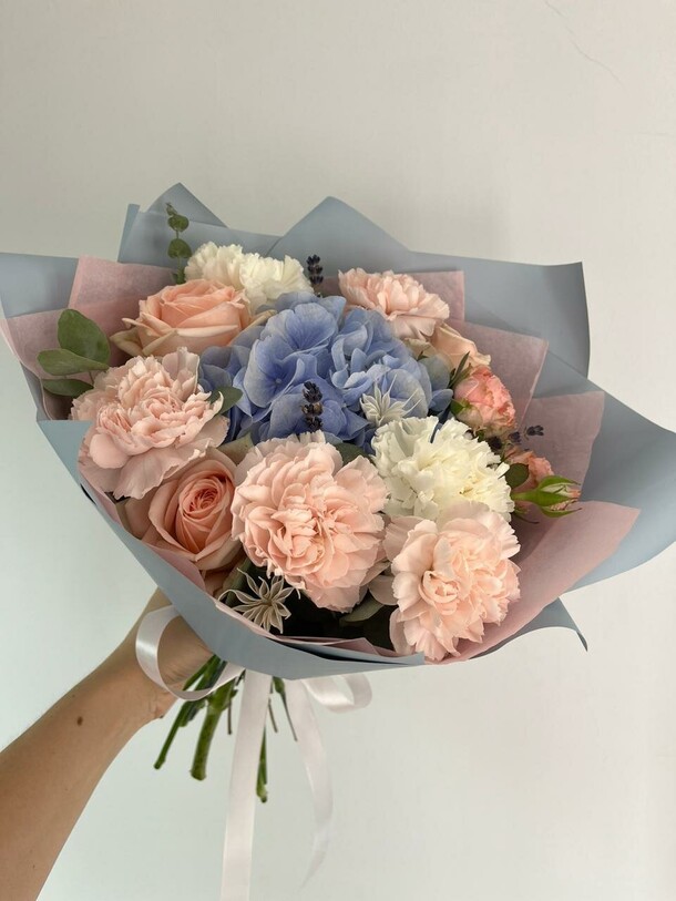 "время любить" нежный букет с гортензией, розами и гвоздиками., артикул F1321301 - 5960 рублей, доставка по городу. Flawery - доставка цветов