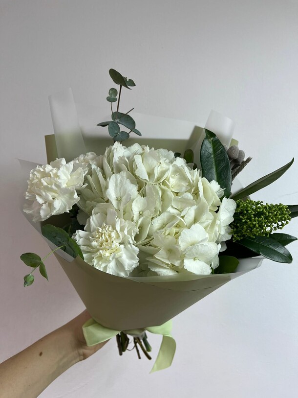 "белый ангел" нежный букет с гортензией и диантусом, артикул F1377670 - 3993 рублей, доставка по городу. Flawery - доставка цветов