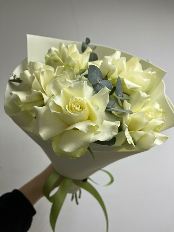 Букет из 5 белых французских роз с эвкалиптом, артикул F1380330 - 2662 рублей, доставка по городу. Flawery - доставка цветов
