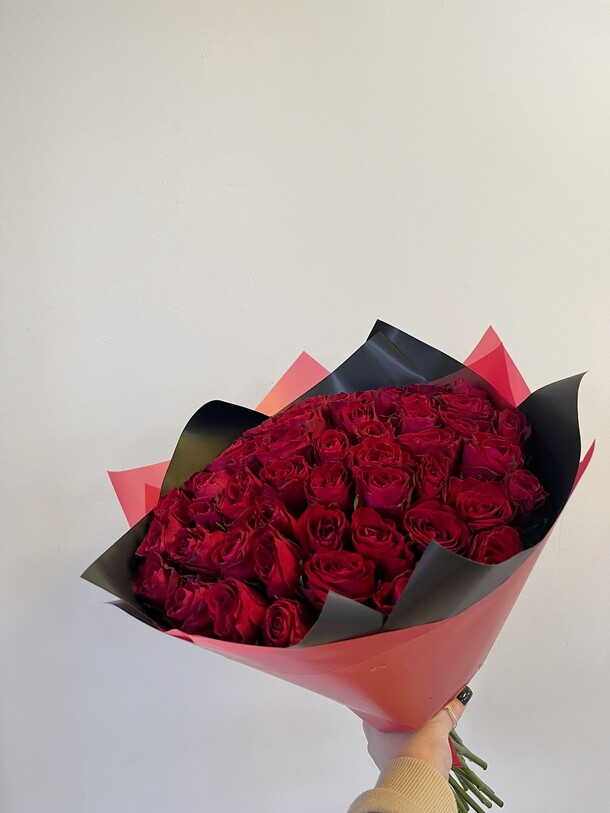 Букет 51 кенийская роза, артикул F1214817 - 11740 рублей, доставка по городу. Flawery - доставка цветов