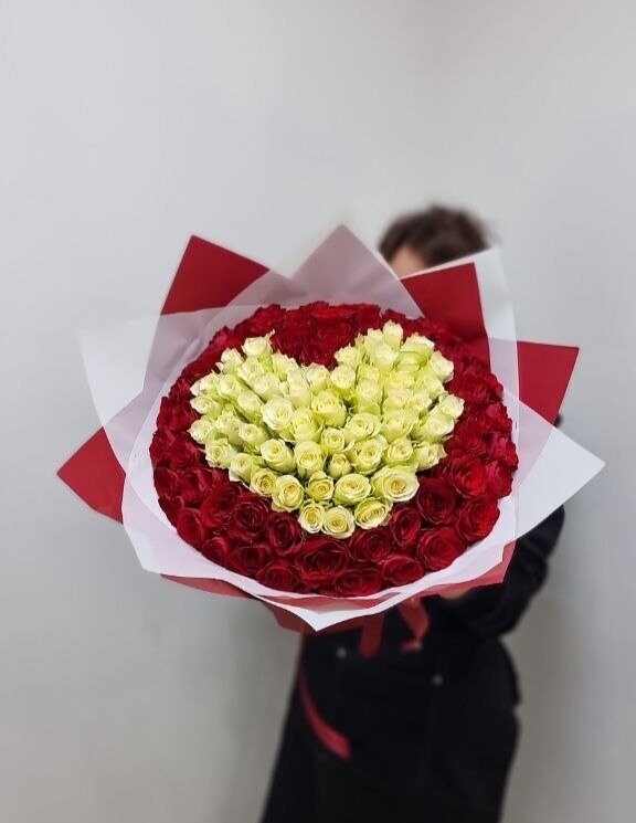 101 роза сердцем 🤍, артикул F1217078 - 54113 рублей, доставка по городу. Flawery - доставка цветов