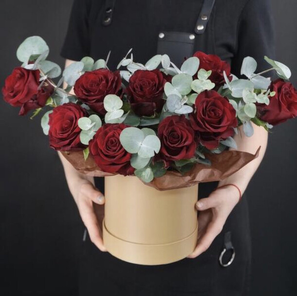 Коробка из роз и эвкалипта, артикул F1219164 - 9277 рублей, доставка по городу. Flawery - доставка цветов