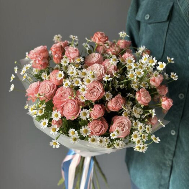 Букет из кустовой розы бомбастик и ромашки матрикарии, артикул F1220904 - 9164 рублей, доставка по городу. Flawery - доставка цветов