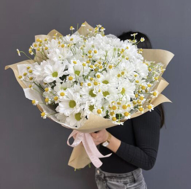 Букет ромашек «летние ноты», артикул F1220919 - 10952 рублей, доставка по городу. Flawery - доставка цветов