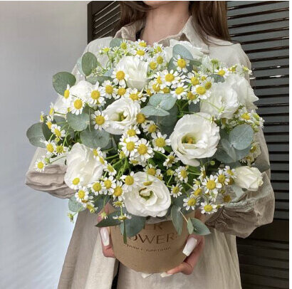 Эустома, ромашка и эвкалипт в коробке, артикул F1222797 - 7988 рублей, доставка по городу. Flawery - доставка цветов