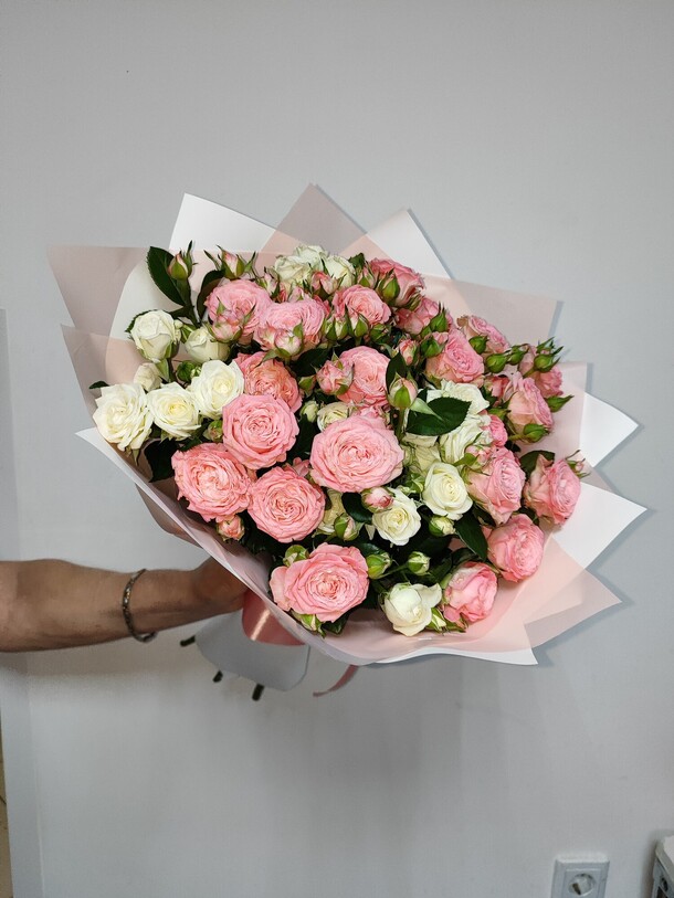 Букет из 9 кустовых роз, артикул F1239085 - 9164 рублей, доставка по городу. Flawery - доставка цветов