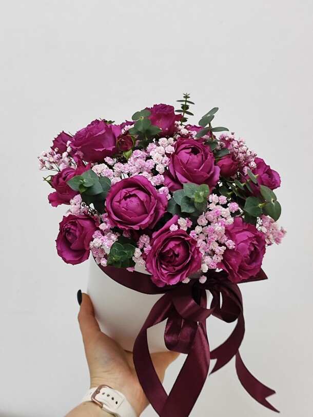 Кустовая роза в шляпной коробке, артикул F1239086 - 6184 рублей, доставка по городу. Flawery - доставка цветов