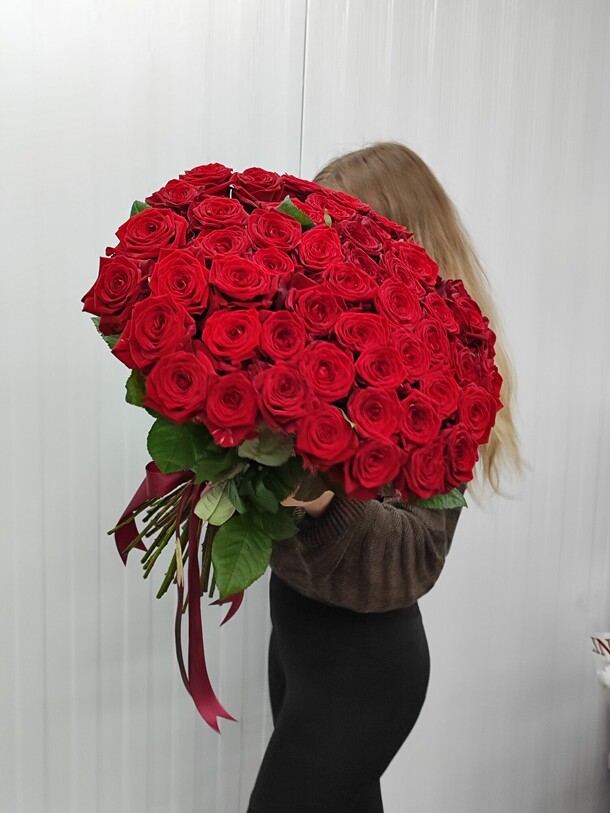 Букет из 51 алой розы, артикул F1240085 - 20276 рублей, доставка по городу. Flawery - доставка цветов