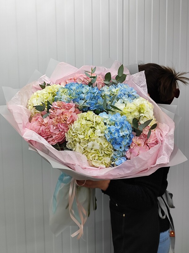 Букет из 9 гортензий, артикул F1240177 - 14479 рублей, доставка по городу. Flawery - доставка цветов