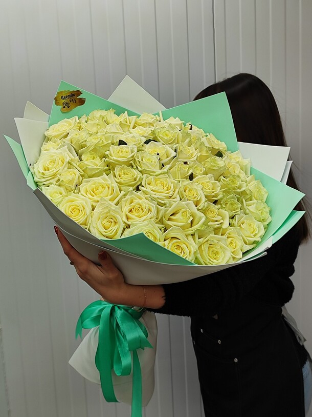 Букет из 51 розы, артикул F1240317 - 20276 рублей, доставка по городу. Flawery - доставка цветов