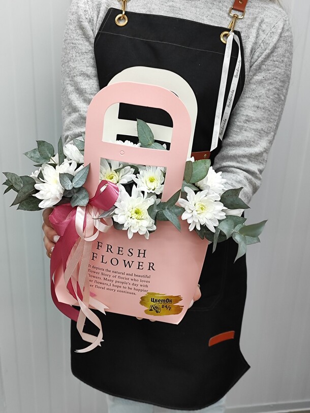 Сумочка хризантем, артикул F1240494 - 3607 рублей, доставка по городу. Flawery - доставка цветов