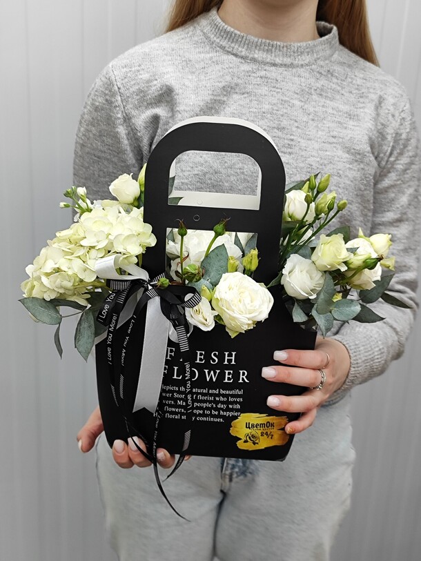 Цветочная композиция из гортензии и эустомы, артикул F1240498 - 5721 рублей, доставка по городу. Flawery - доставка цветов