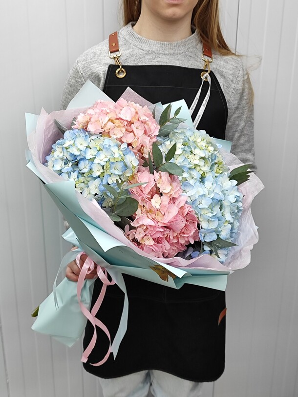 Букет из 5 гортензии, артикул F1240501 - 8520 рублей, доставка по городу. Flawery - доставка цветов