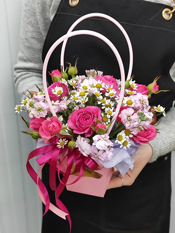 Сумочка цветов, артикул F1240863 - 5927 рублей, доставка по городу. Flawery - доставка цветов