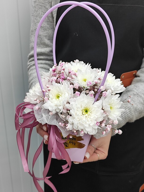 Сумочка из хризантем и гипсофилы, артикул F1240864 - 3221 рублей, доставка по городу. Flawery - доставка цветов