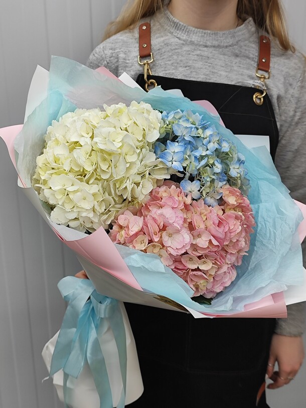 Букет из 3 гортензий, артикул F1240865 - 4816 рублей, доставка по городу. Flawery - доставка цветов