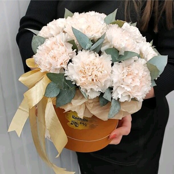 Коробка со стойкими  диантусами, артикул F1241717 - 4072 рублей, доставка по городу. Flawery - доставка цветов