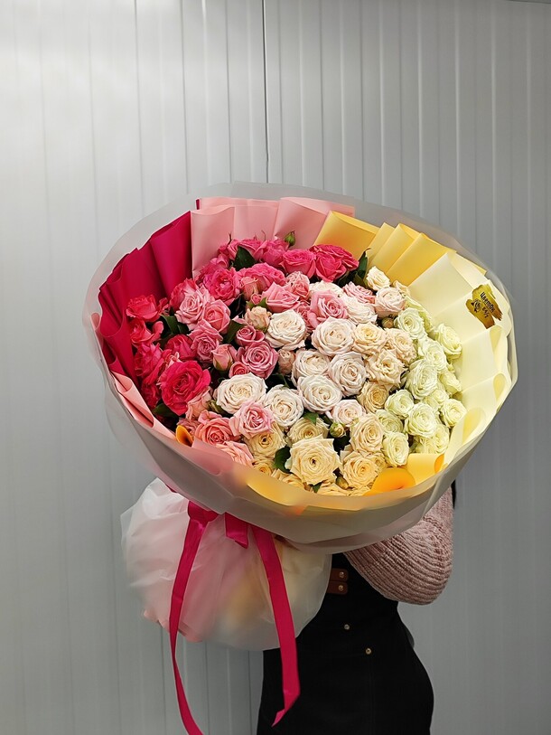 Букет из кустовых роз, артикул F1242674 - 30407 рублей, доставка по городу. Flawery - доставка цветов