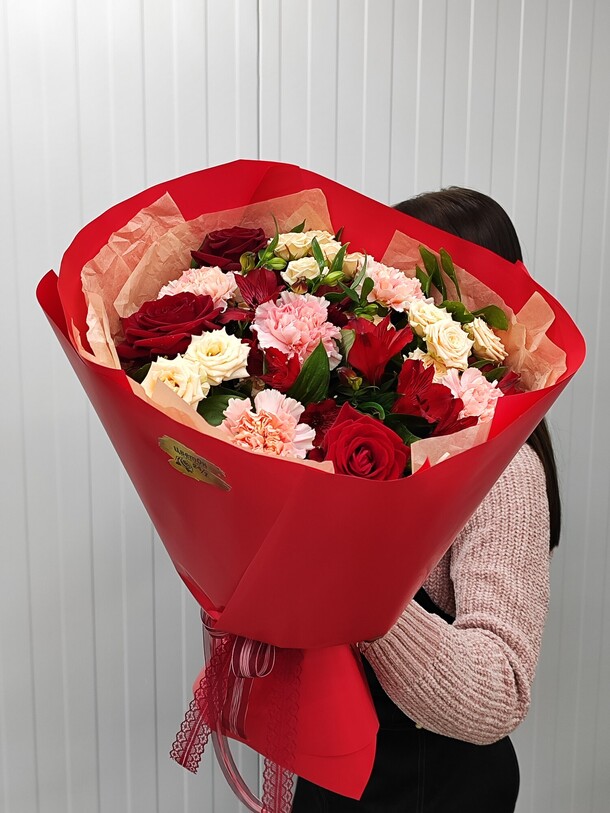 Букет из роз и диантусов, артикул F1242675 - 8710 рублей, доставка по городу. Flawery - доставка цветов