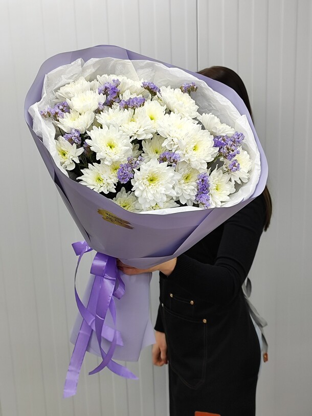 Букет из хризантем, артикул F1243741 - 4333 рублей, доставка по городу. Flawery - доставка цветов