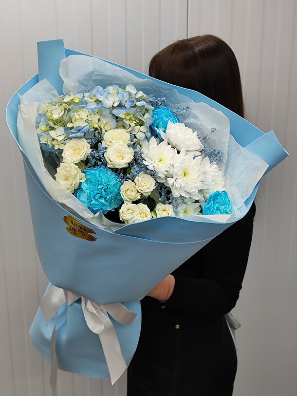 Букет с гортензией в синих оттенках, артикул F1243744 - 7242 рублей, доставка по городу. Flawery - доставка цветов