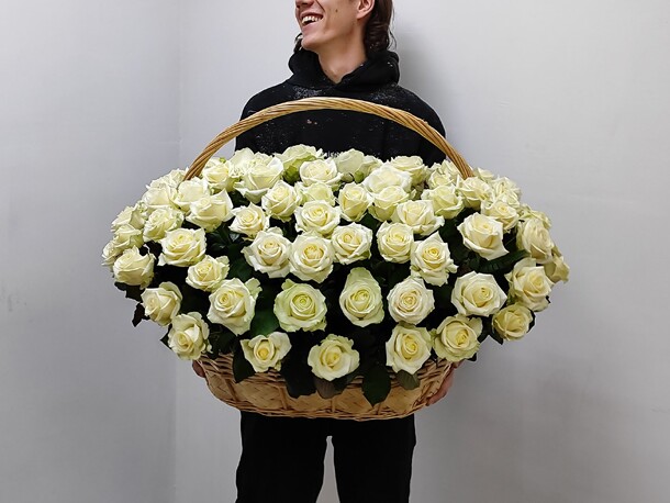101 роза в корзине, артикул F1244129 - 62359 рублей, доставка по городу. Flawery - доставка цветов