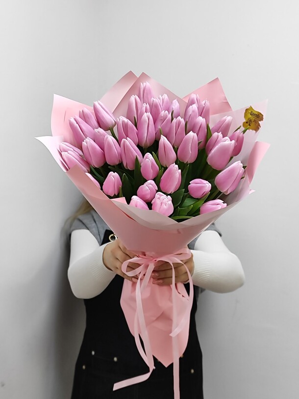 Букет из  розовых тюльпанов, артикул F1251826 - 11081 рублей, доставка по городу. Flawery - доставка цветов