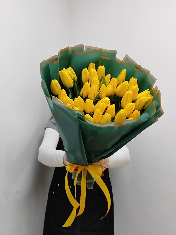 Букет из жёлтых тюльпанов, артикул F1251833 - 11081 рублей, доставка по городу. Flawery - доставка цветов