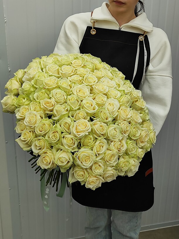 101 роза сорта аваланч, артикул F1257208 - 42340 рублей, доставка по городу. Flawery - доставка цветов