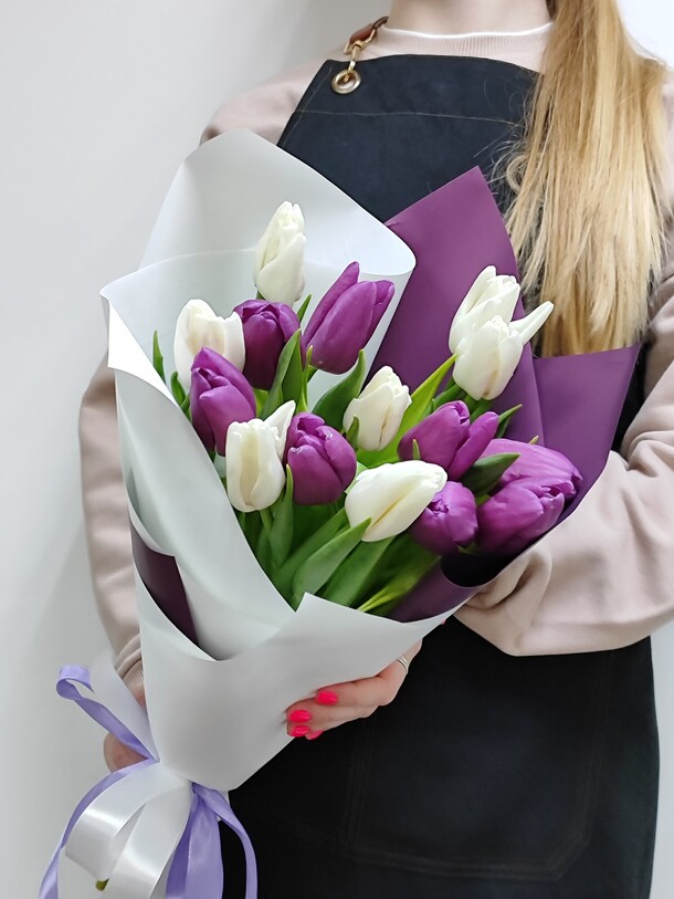 Букет из тюльпанов, артикул F1263906 - 4639 рублей, доставка по городу. Flawery - доставка цветов