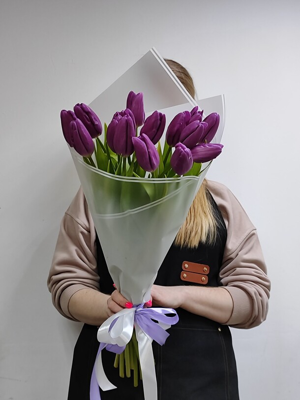 Букет из тюльпанов, артикул F1263910 - 4639 рублей, доставка по городу. Flawery - доставка цветов