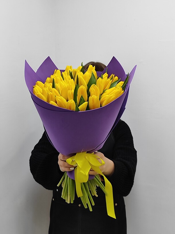 51 жёлтый тюльпан, артикул F1263912 - 14172 рублей, доставка по городу. Flawery - доставка цветов